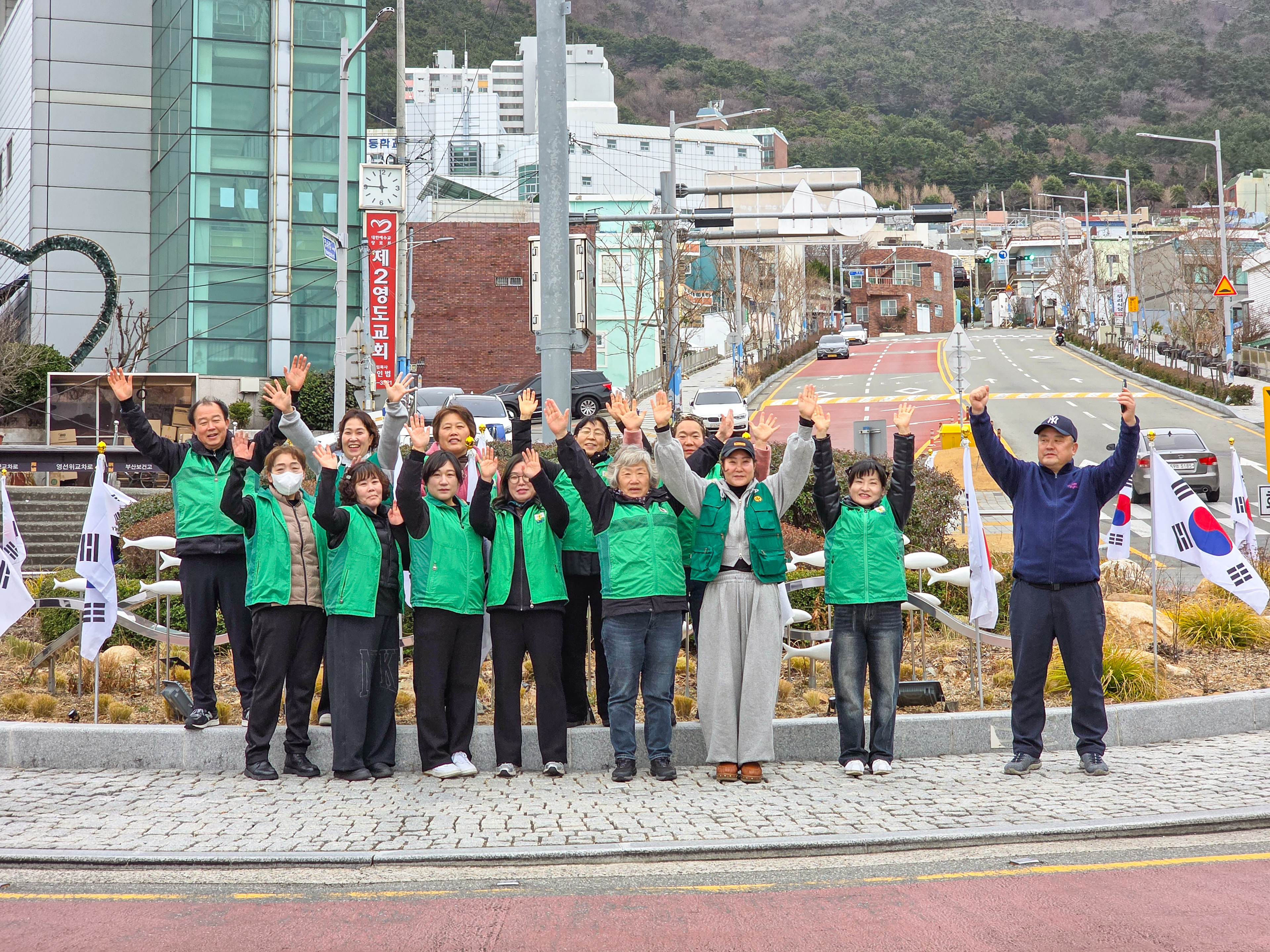 영선2동 새마을단체, 제107주년 3·1절 맞아 나라사랑 태극기 달기 실시