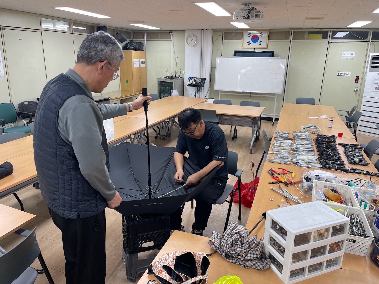 고장 난 우산 ‘도봉구 우산수리센터’에서 치료받으세요