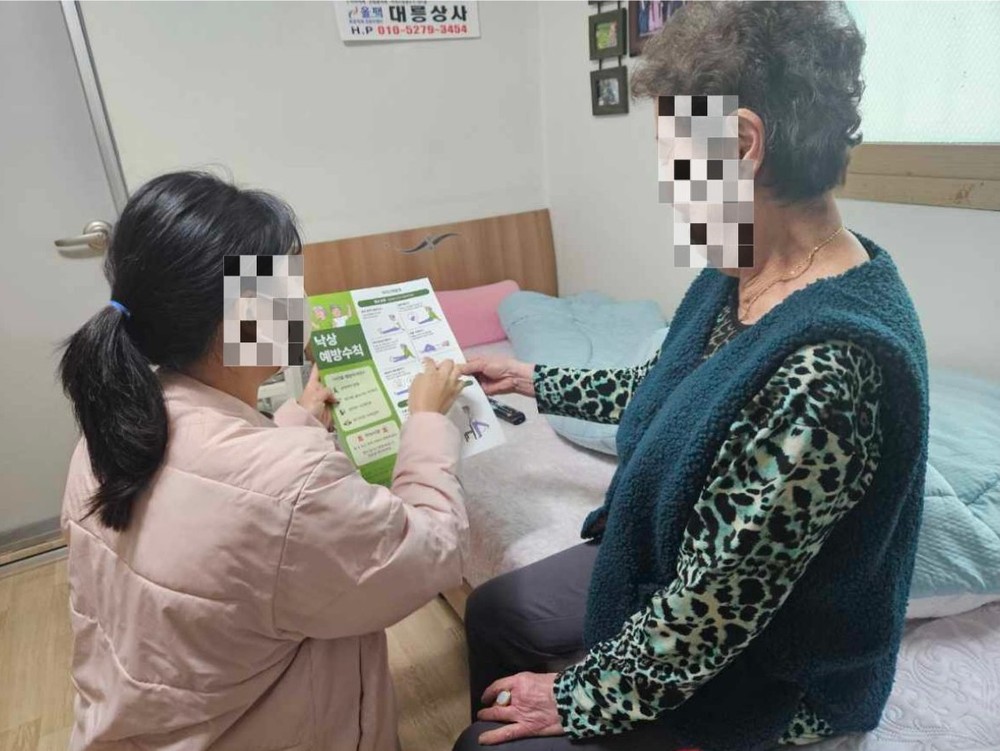 혈압 재고 욕실 살피고…동대문구 돌봄SOS, 간호사가 집으로 간다