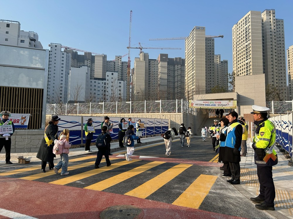 인천 서구, 개학기 맞아 검단호수초 등굣길 교통안전 캠페인 실시