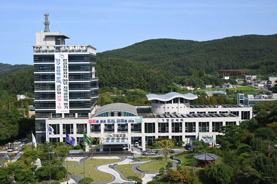기장군, 저소득층 학생 체육복비·수학여행 필요경비 지원 나서