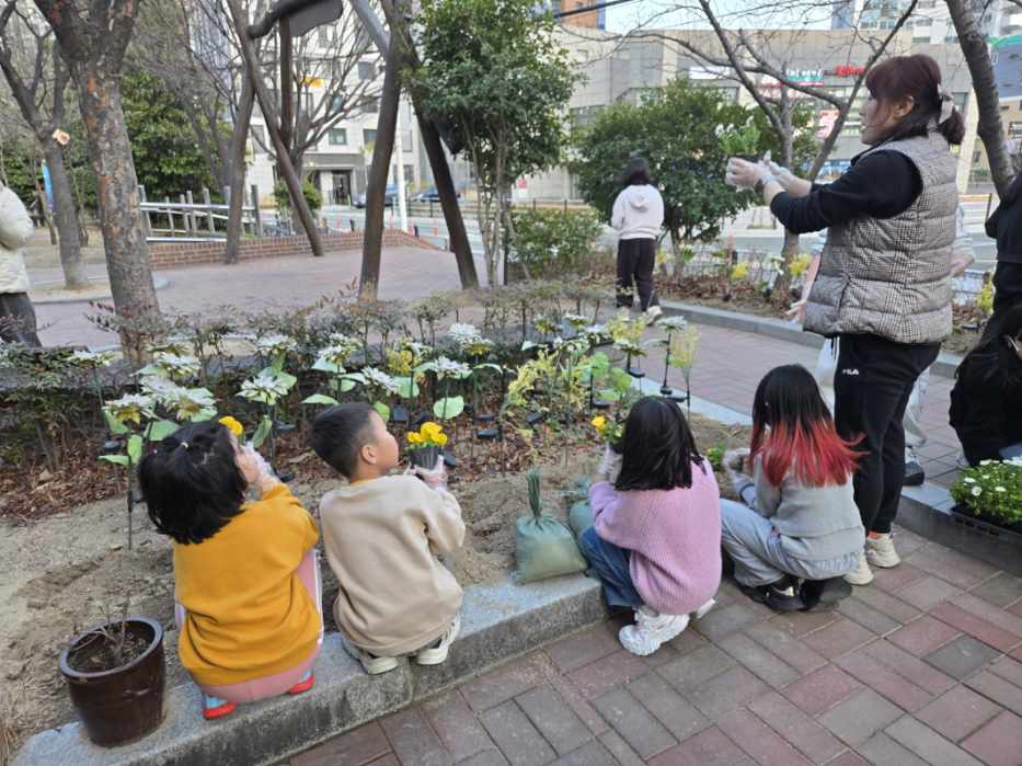 사하구 장림1동, 마을품 보둠교실 봄맞이 초화 심기 실시