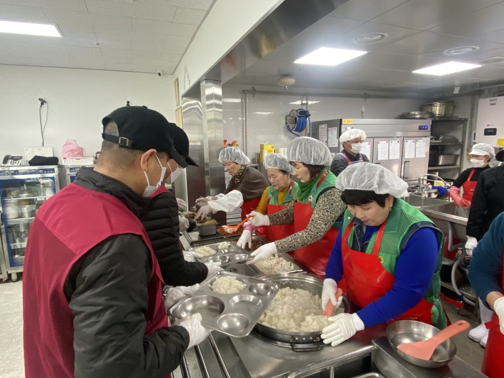 새마을지도자경산시부녀회, 사회복지관 배식 봉사 펼쳐