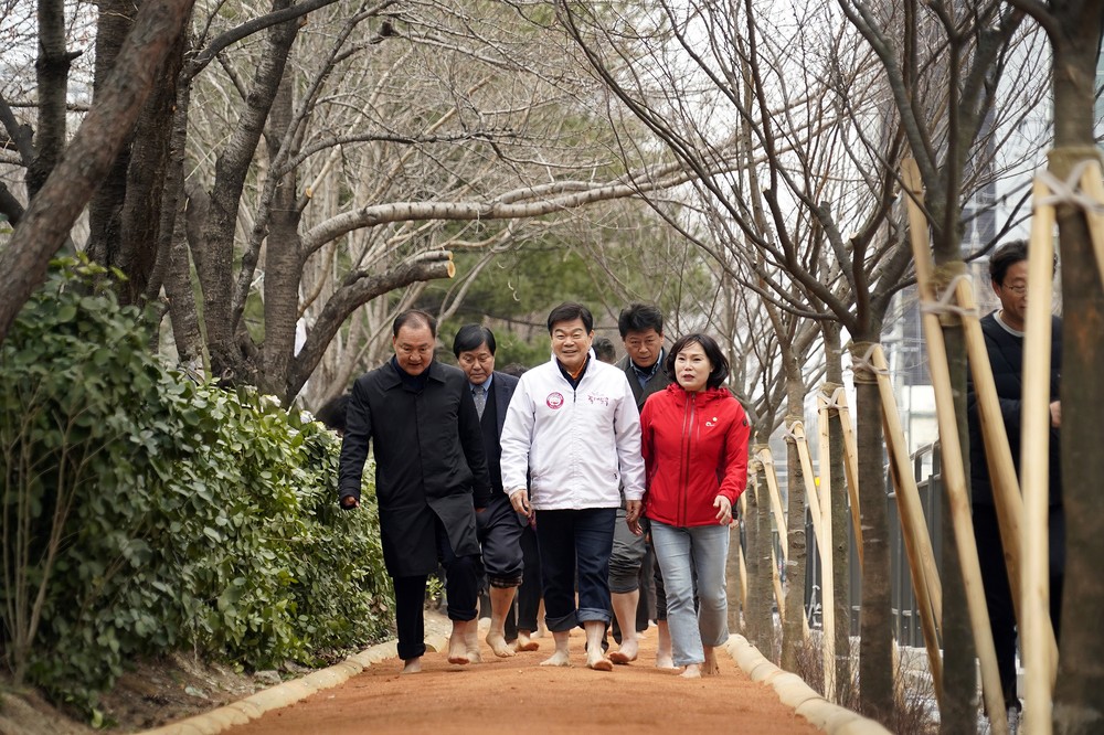 동대문구, 정릉천에 황톳길 열었다…맨발로 걷고 물소리로 쉬고