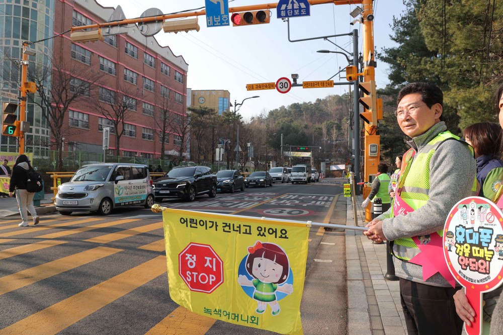 이상일 용인특례시장, 역북초 교통지도 봉사