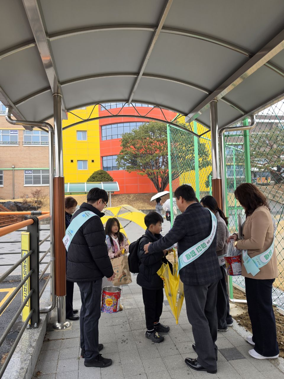 금산군, 금산동초 앞 교통안전 캠페인 시행