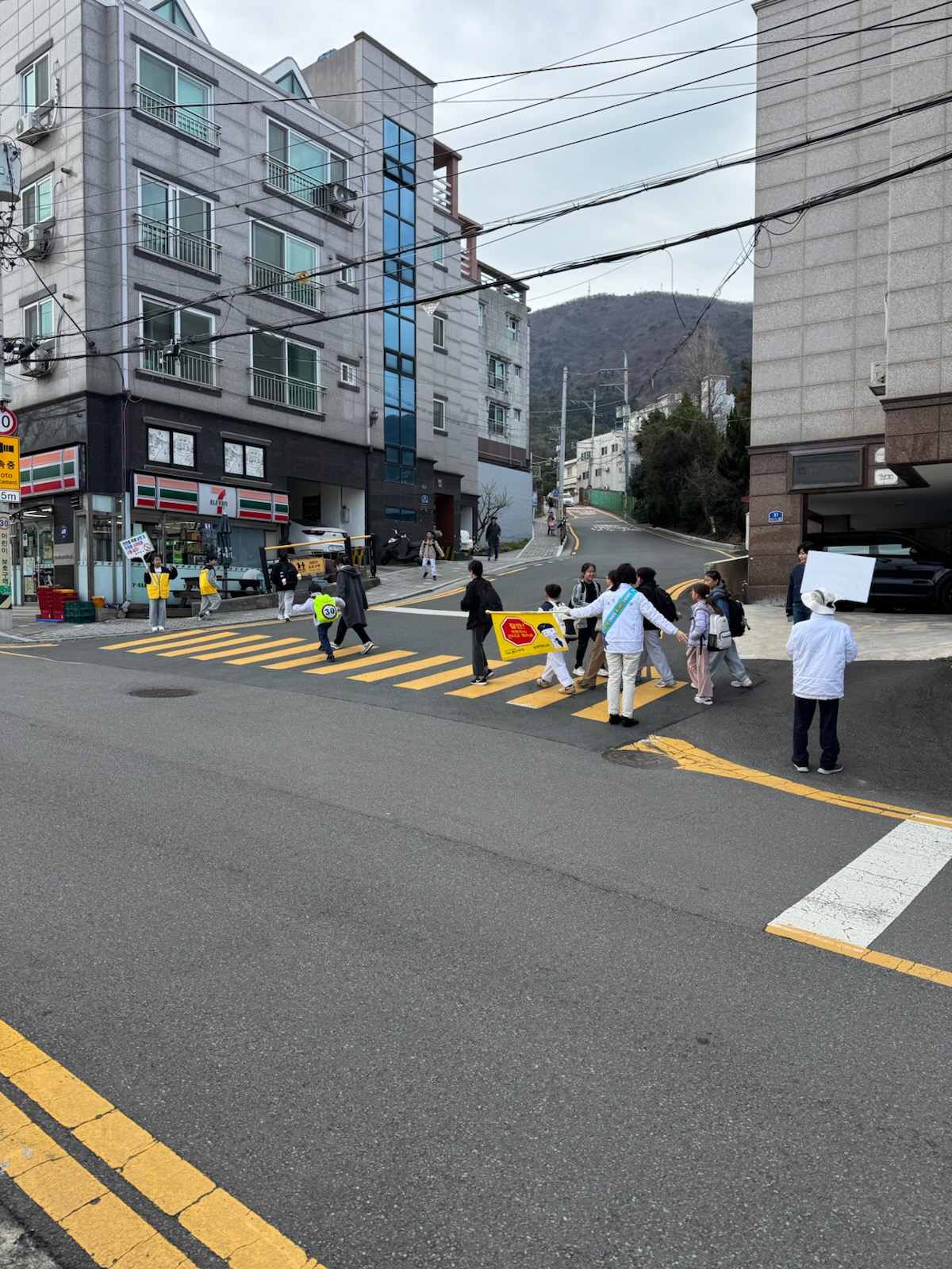 초등학교 개학기 위해요소 안전점검 및 교통 안전 캠페인으로 안전한 통학 환경 조성