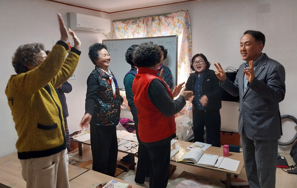 율곡면, 성인문해교실 어르신 격려 방문