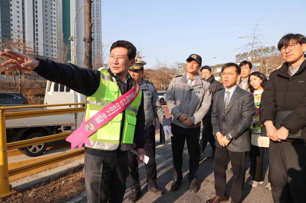 이상일 용인특례시장, 함박초 등굣길 교통지도봉사 참여