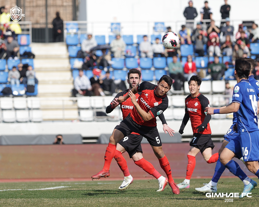 김해FC2008, 수원전 0-3 패배에도 빛난 ‘레드 열기’… 팬들과 함께 재도약 다짐