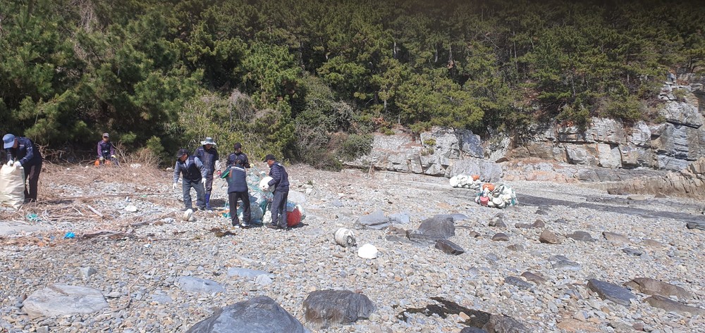 덕명어촌계, “보이지 않는 곳까지 깨끗하게” 해안 정화활동 실시