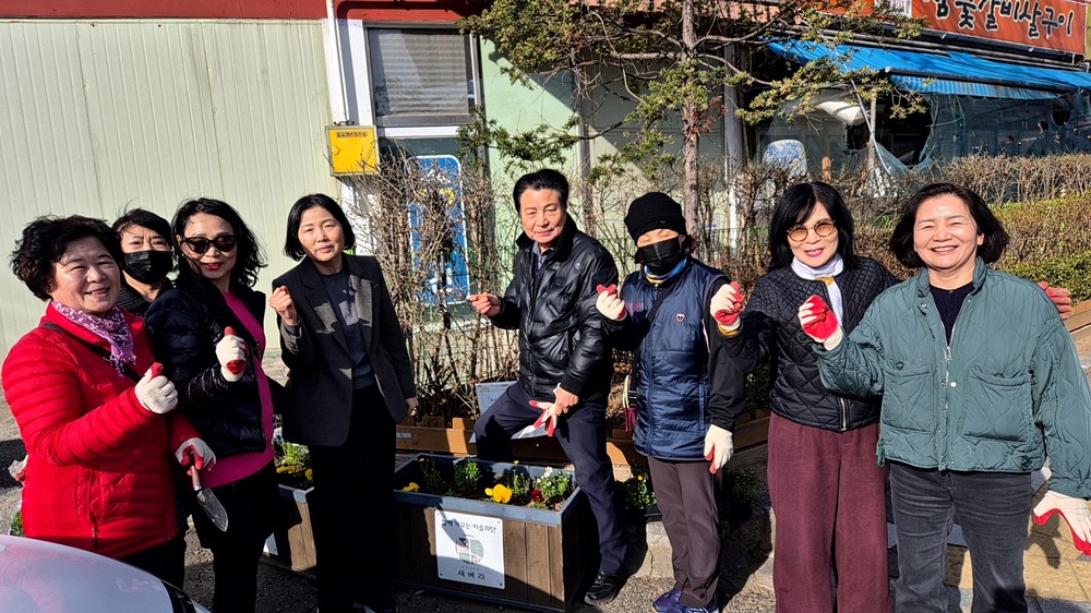 효성1동 주민자치회, 봄맞이 꽃 심기 활동 실시