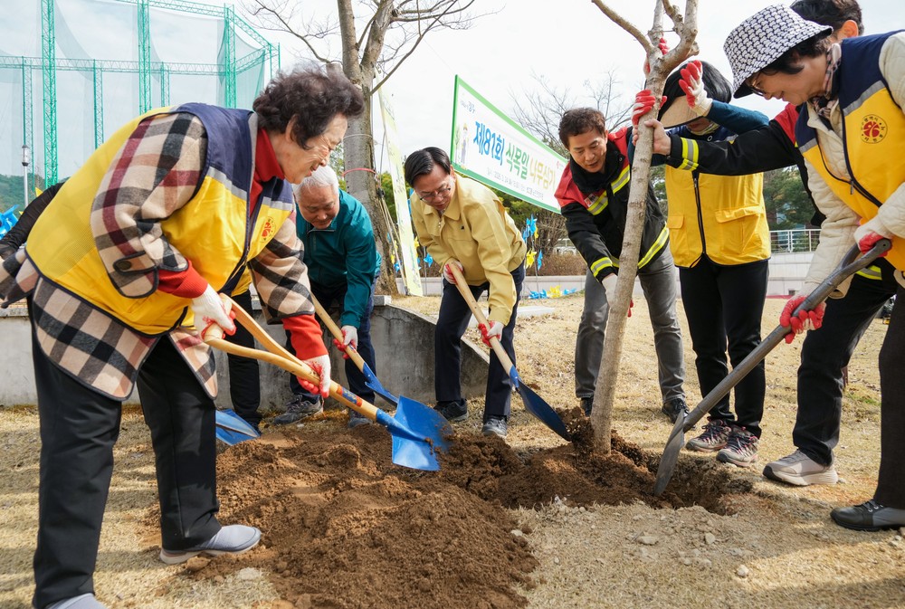 광주시, 빛고을노인건강타운서 식목일 나무심기