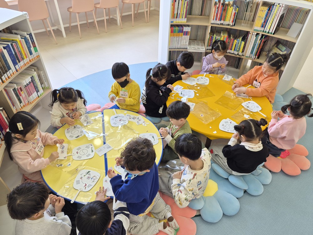부산 북구 구포3동 시랑골 아이누리 작은도서관, 고사리 손으로 태극기 부채 만들기 체험