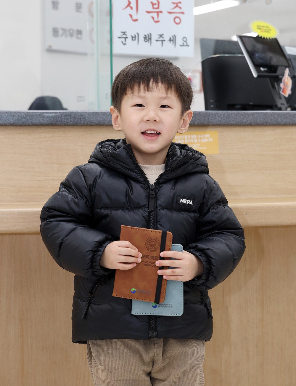 대전 서구청, 여권 수령 시 '해킹 방지 케이스' 무료 증정