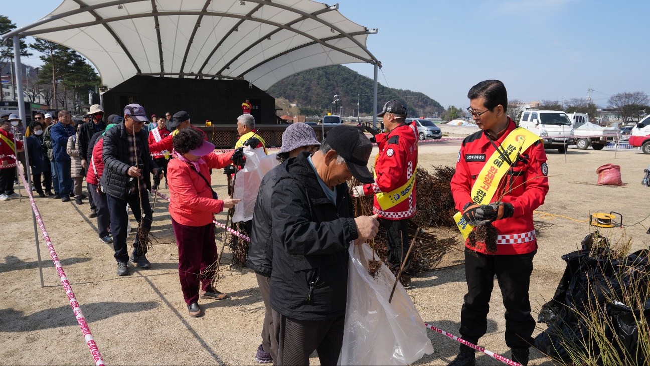 봉화군, 봄맞이 ‘나무나누어주기’ 행사 성황