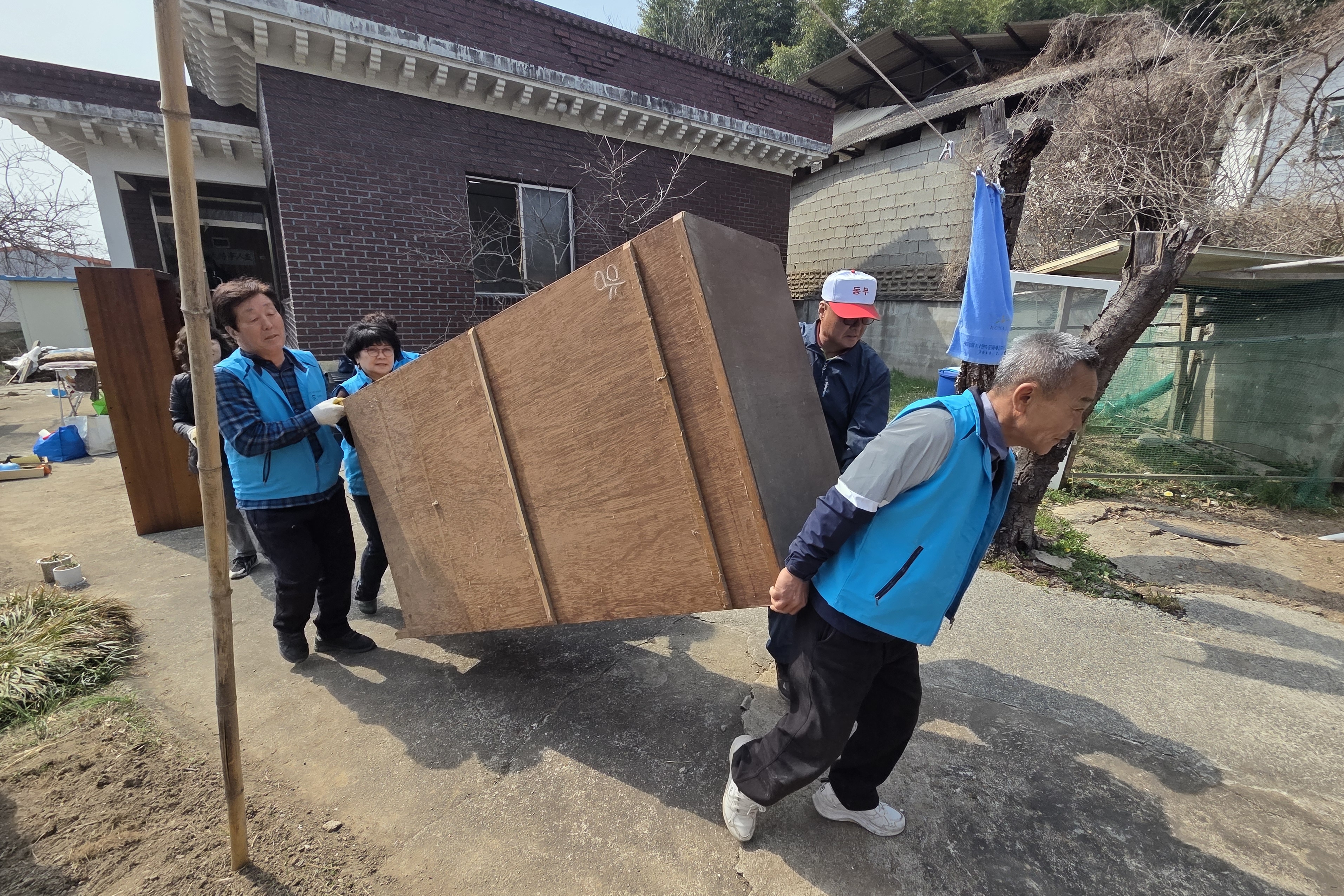 창녕군 장마면지사협, 낡은 벽지 대신 '희망'을 바르다