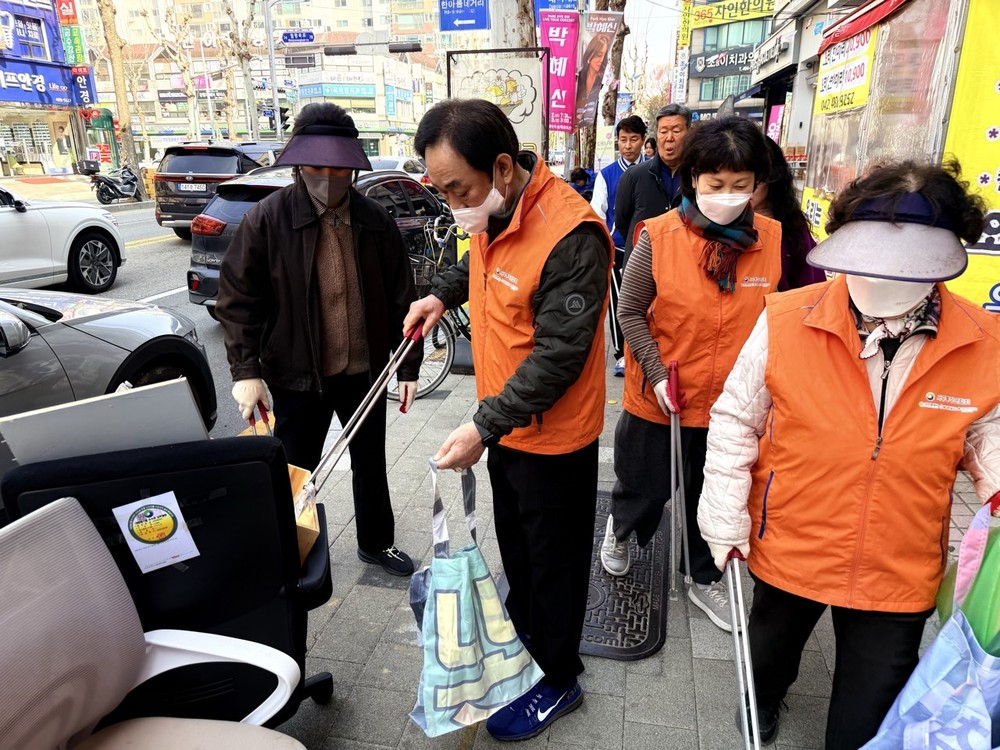 월평2동 봄맞이 대청소… 쾌적한 마을 환경 조성