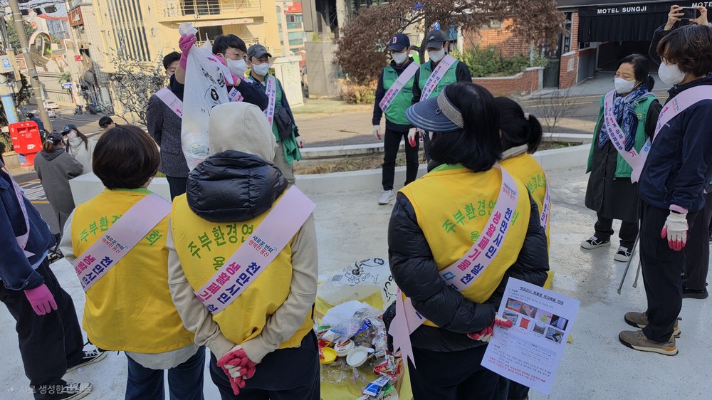 주민과 함께 쓸고, 함께 실천한다...봄맞이 대청소