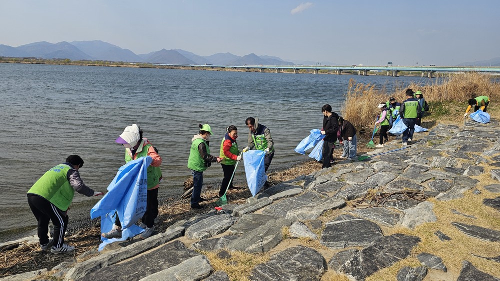 부산 사상구, ‘세계 물의 날’ 맞아 낙동강 수변 정화 1.3톤 쓰레기 수거