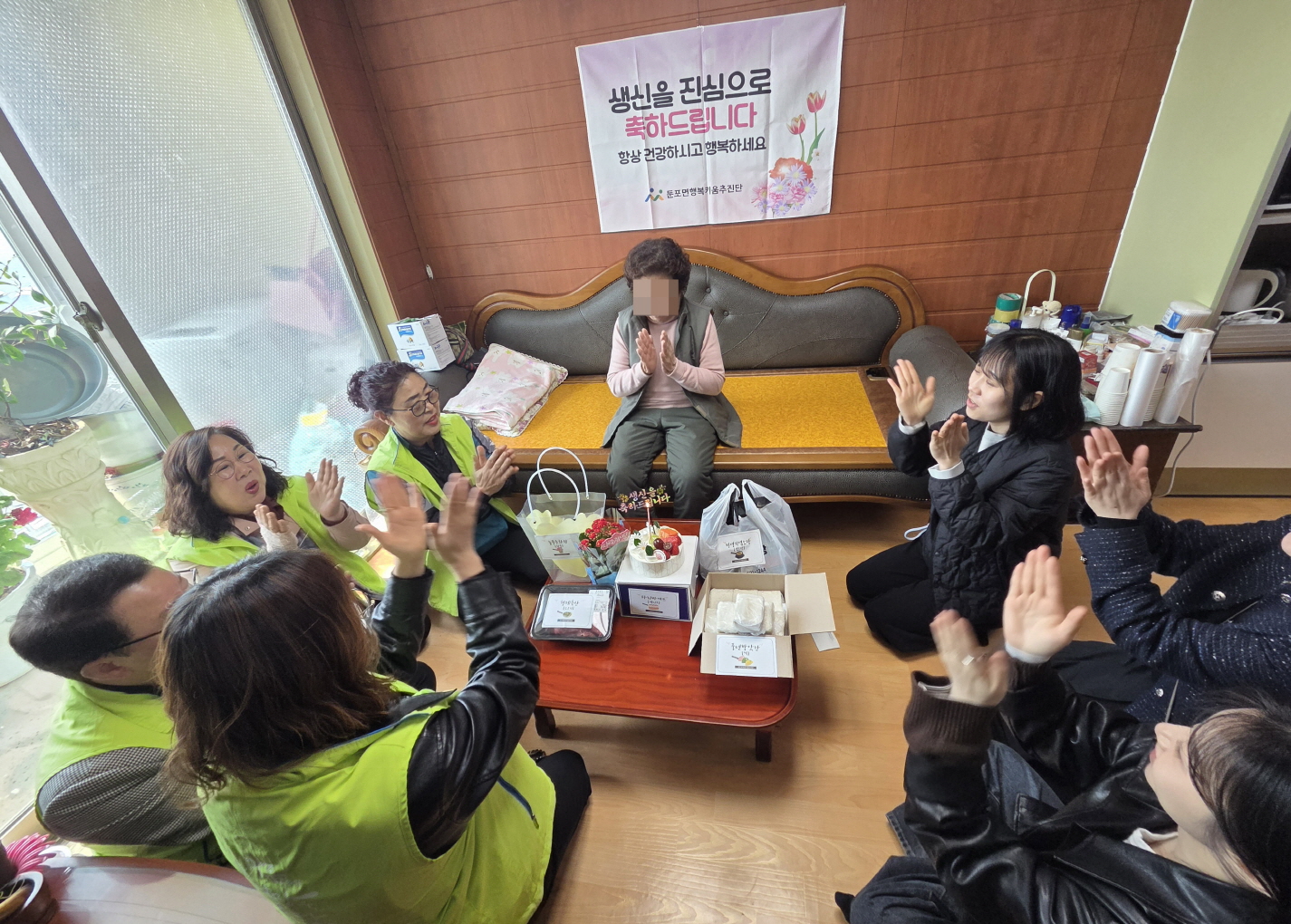 "함께 축하해 더 빛난 하루"…아산시 둔포면, 어르신 생신에 따뜻한 동행