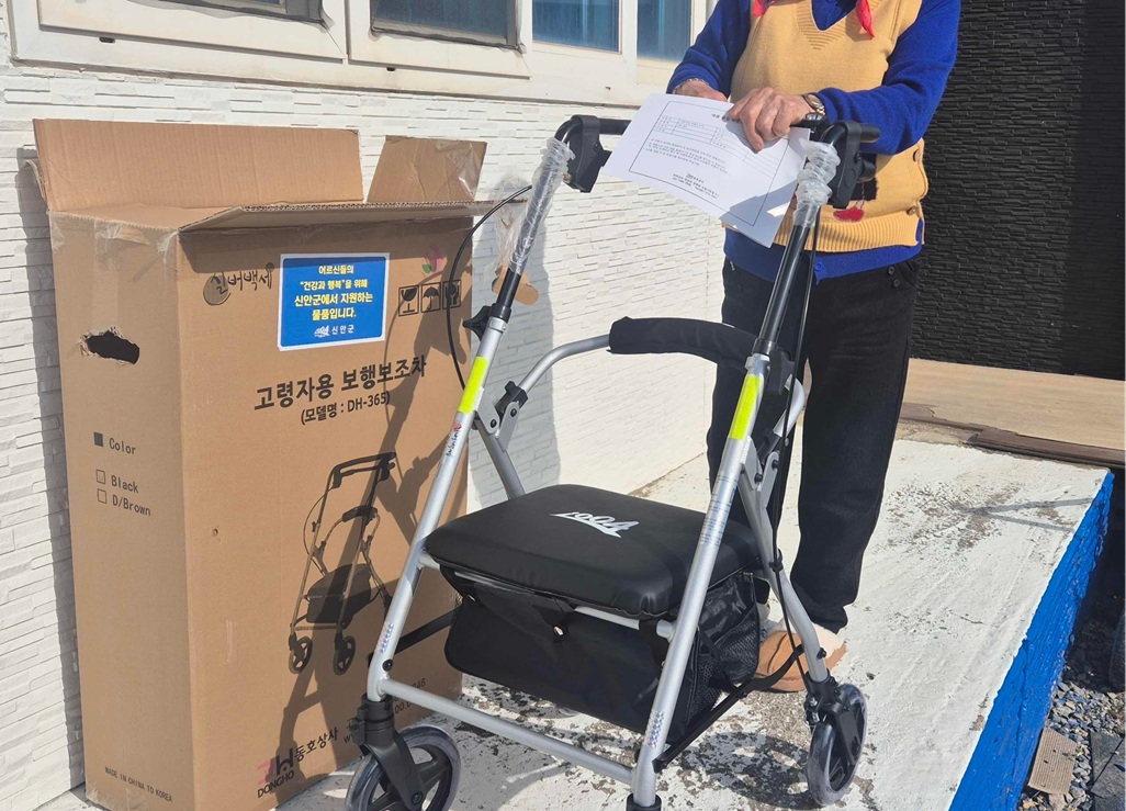 신안군, 어르신 ‘희망의 다리’ 보행보조차 지원
