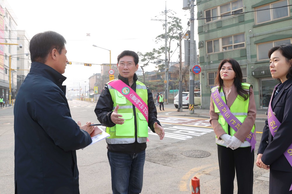 이상일 용인특례시장, 둔전초 등굣길 어린이 교통안전 캠페인 참여