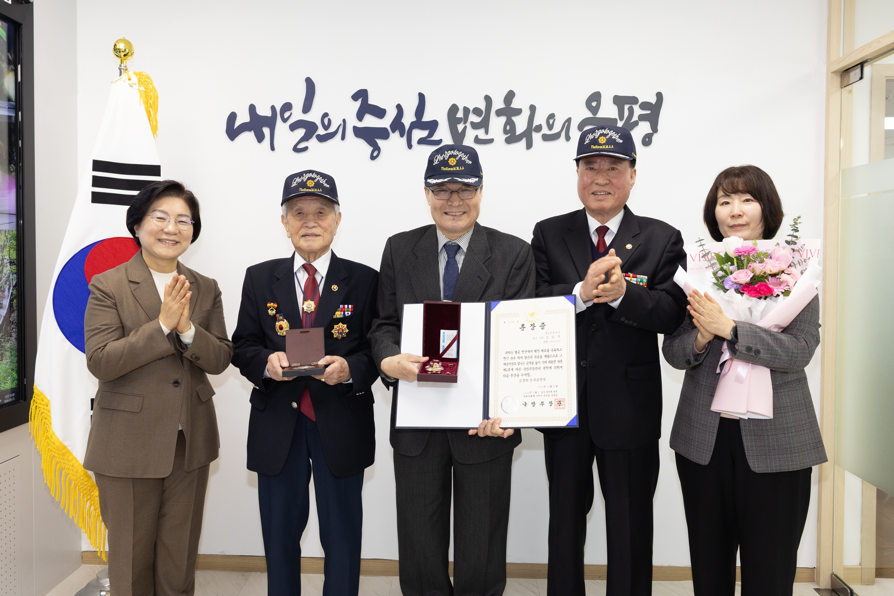 “무명의 용사, 영원히 기록되다”… 은평구, 6·25전쟁 참전유공자 故 김공식 상병 무공훈장 전수