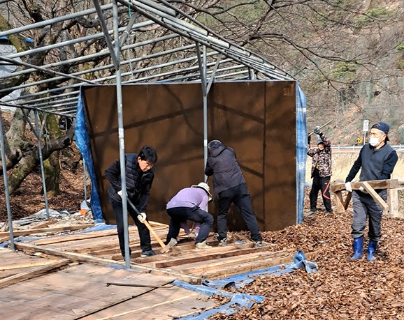 괴산군, 사담마을 불법 평상 시설 `자진철거`로 청정 계곡 복원 물꼬