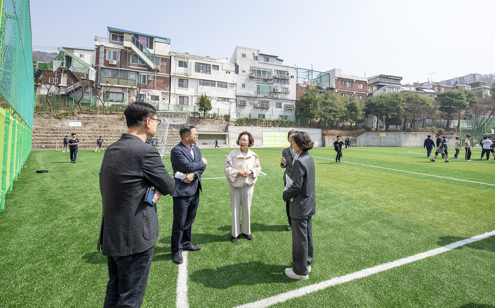 용산구, 주민 개방형 학교 인조잔디 운동장 조성