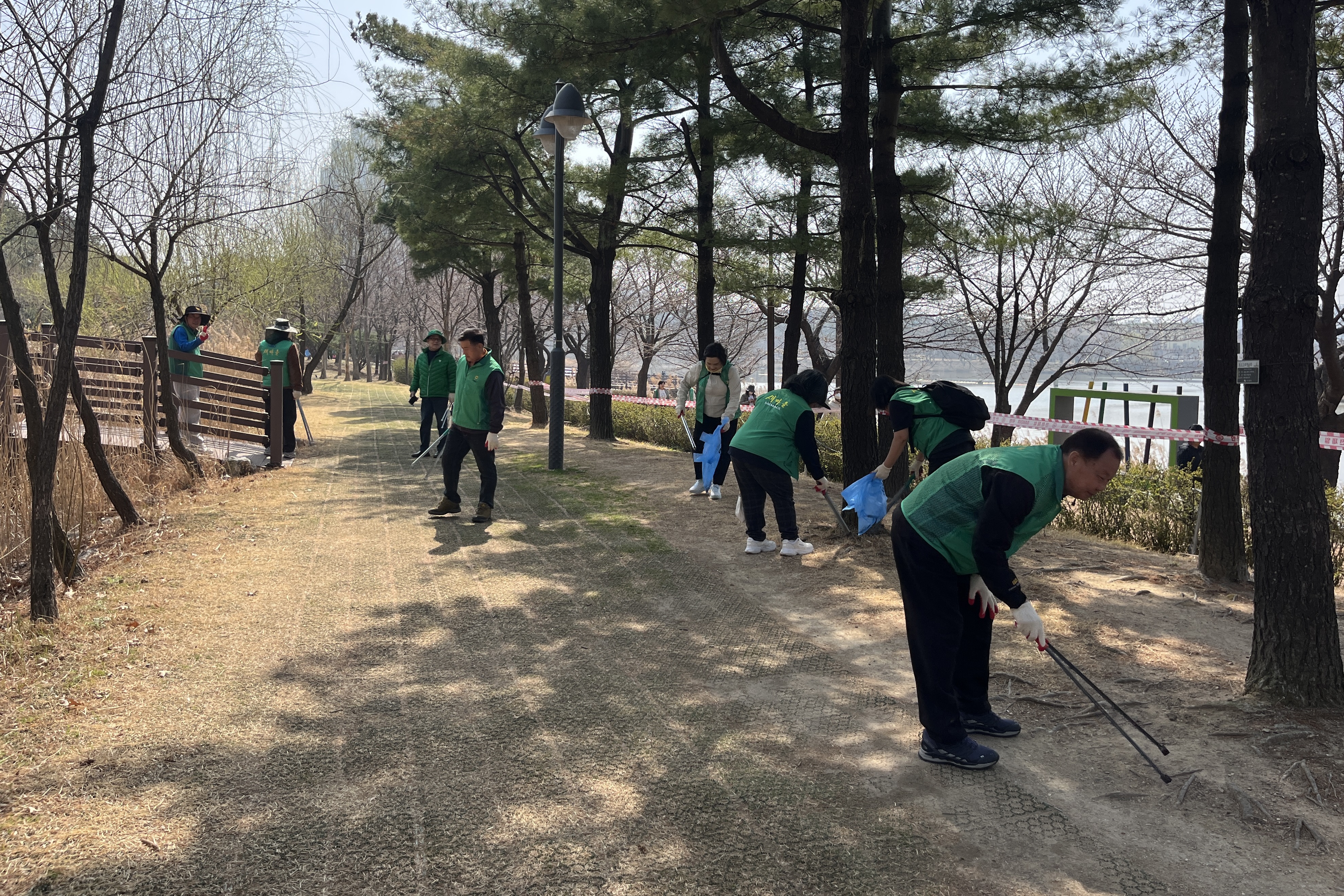 수원시 장안구 새마을 가족, 축제 앞두고 만석공원 정화 활동 추진