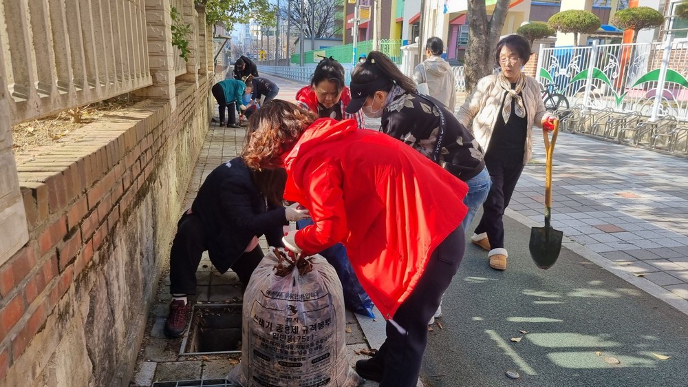 부흥동, 여름철 집중호우 대비 빗물받이 정비활동 실시