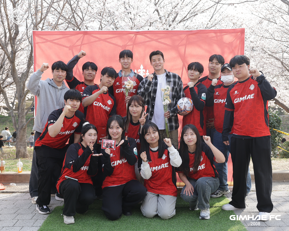 활짝 핀 벚꽃 아래 축구 열기 가득! ‘김해FC2008 팬즈데이’ 통해 지역 밀착 행보