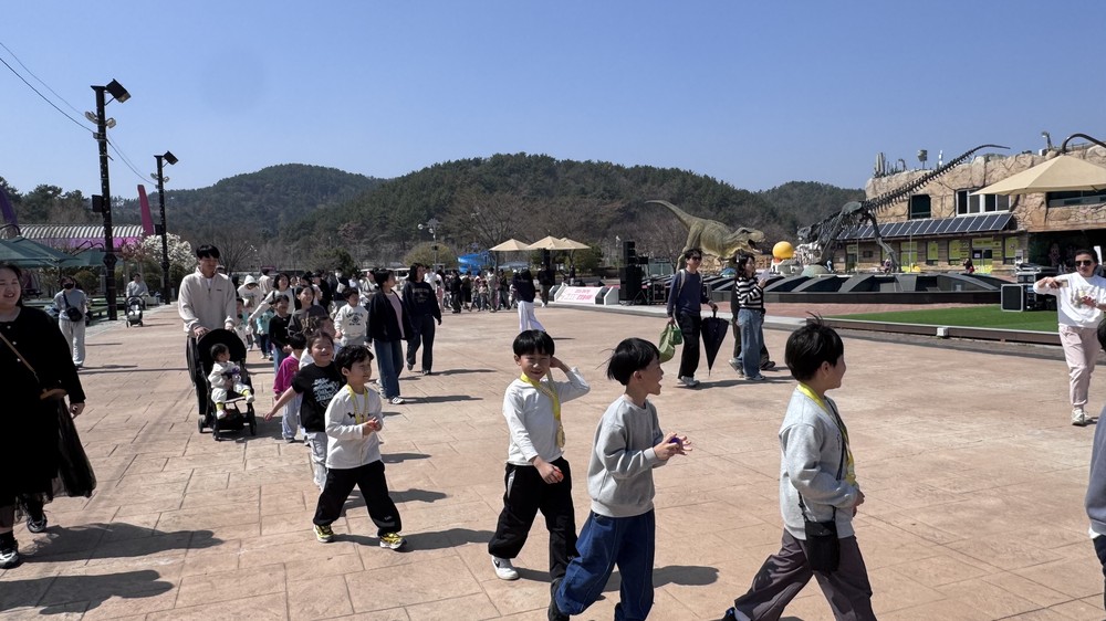 고성군, 2026년 찾아가는 하하호호 팝업 놀이터 당항포 관광지에서 성황리 개최