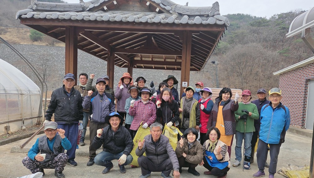 ‘오월의 하얀 숨결, 정성으로 미리 틔웁니다’… 적성면 상원곡리 봄맞이 단장