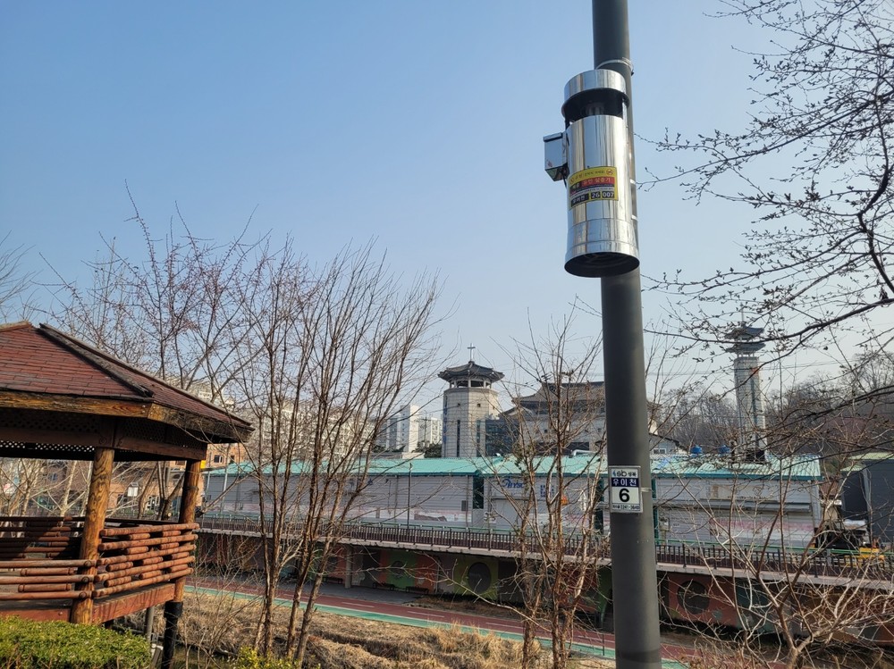 성북구, 우이천에 해충유인살충기 24대 설치…친환경 방역 확대