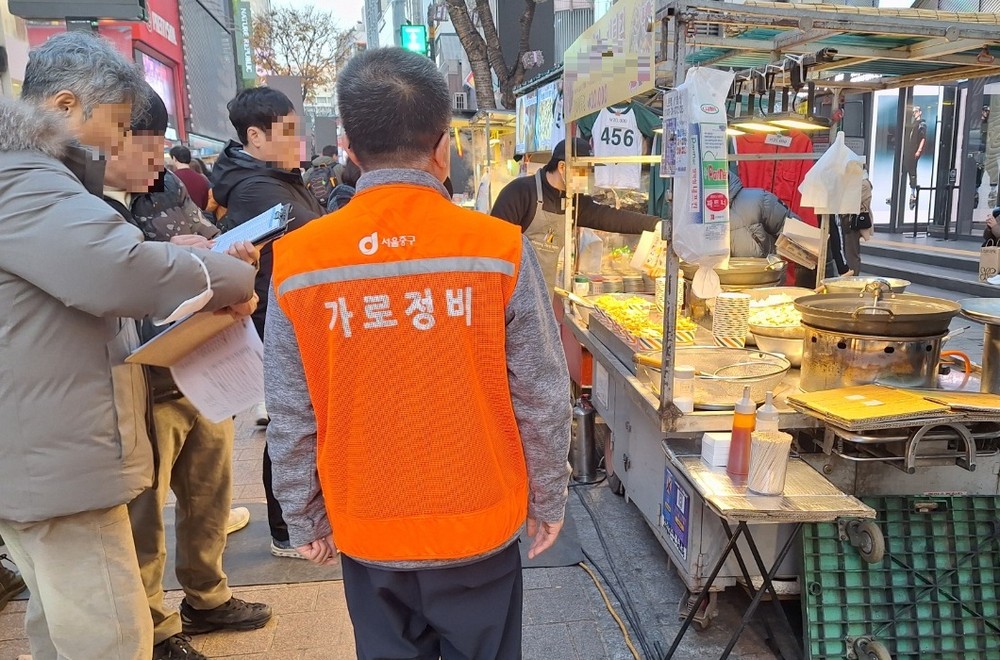 중구, 명동 거리가게 먹거리 위생 '정조준'…'선제적 수거검사'로 사각지대 없앤다