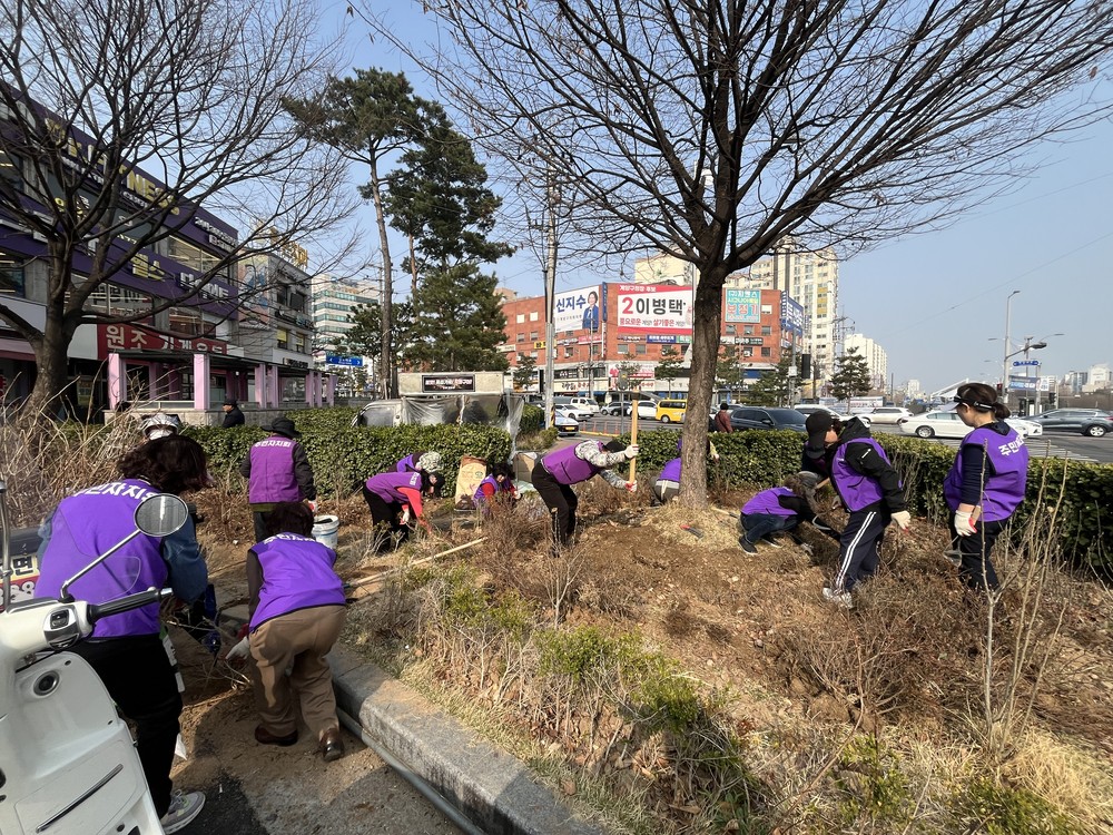 작전2동 주민자치회, 작전역 일대 화단 정비 실시