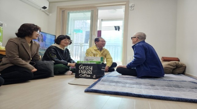 부산 사상구, 돌봄통합지원법 시행 첫날...구청장 직접 현장방문 나서