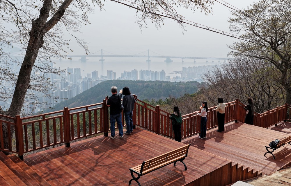 금련산 상부 전망데크 20년 만에 전면 정비