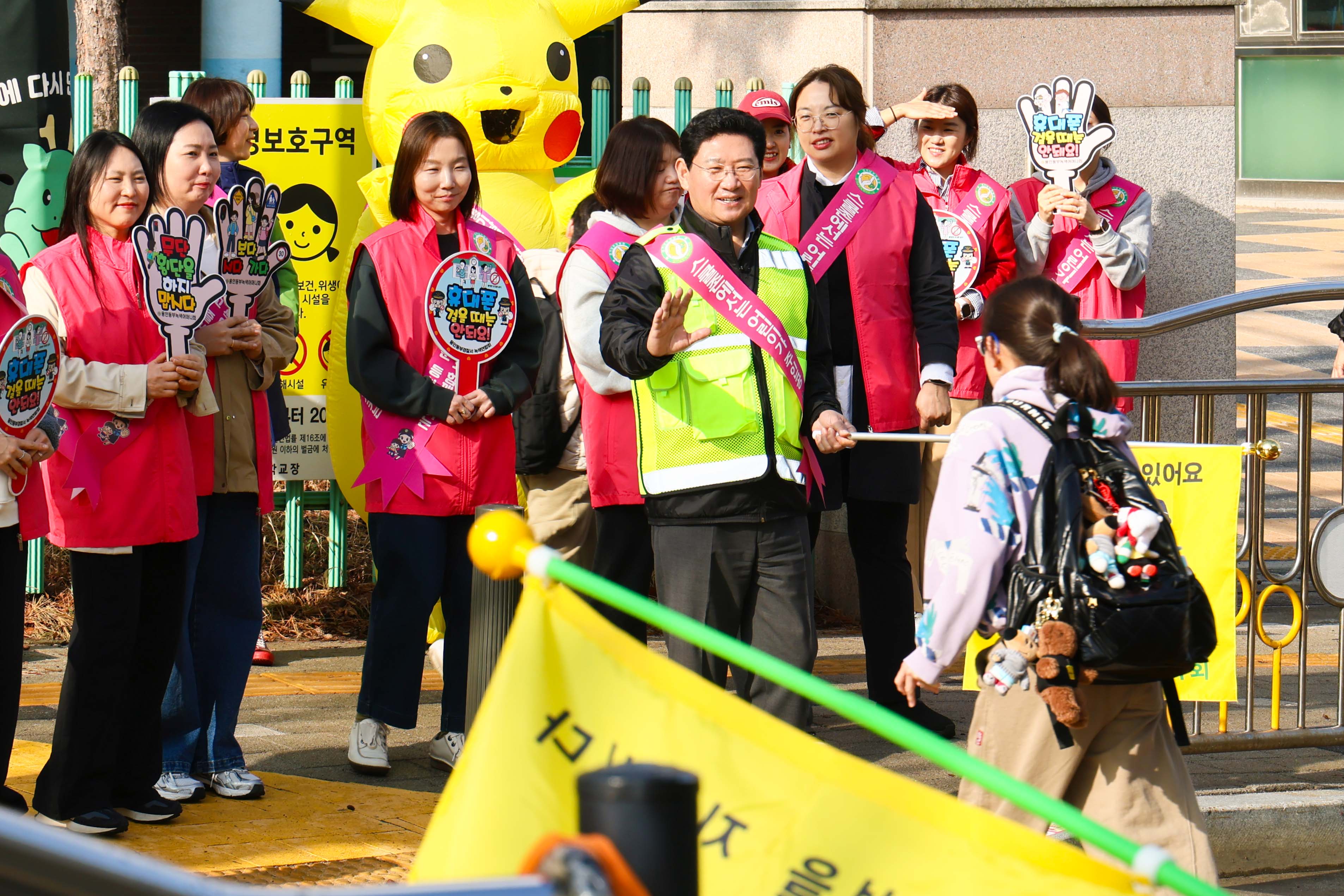 이상일 용인특례시장, 흥덕초등학교 교통지도 봉사 참여…안전한 통학 환경 조성 약속