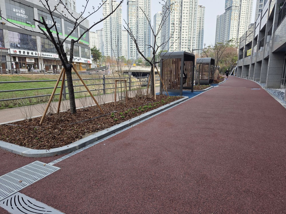 영통구, 하동 공공공지 산책로 정비 완료… 보행환경 개선 및 상권 활력 기대