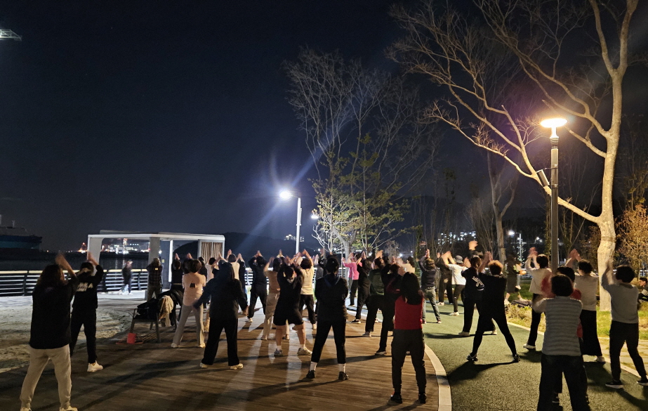 거제시보건소, 고현항매립지 노을곶공원 야경 속 건강한 활력 ‘별빛운동교실’ 인기몰이