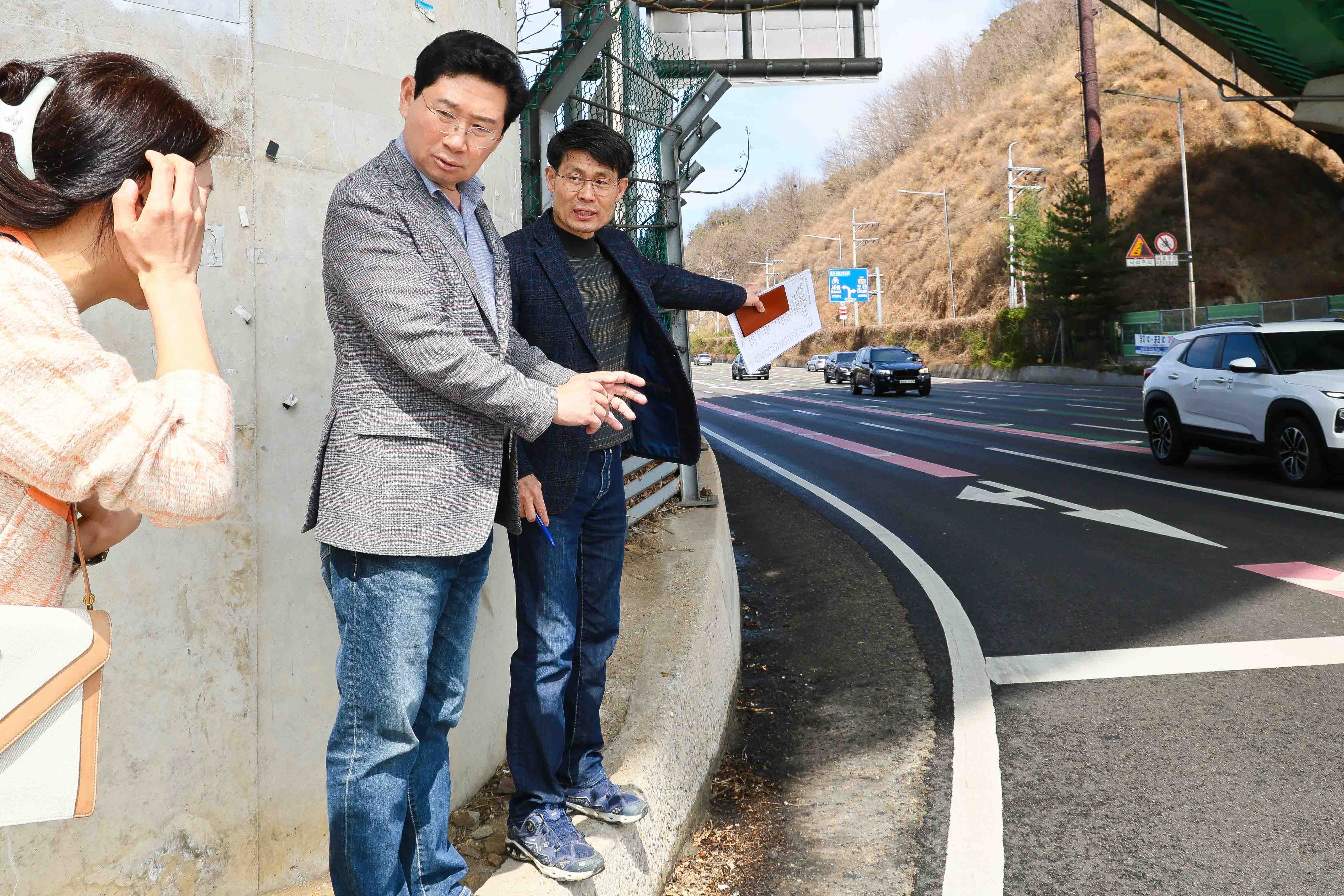 이상일 용인특례시장, 기흥중 신축공사 현장과 주변 도로 점검…“통학 안전에 필요한 것들 곧바로 조치”