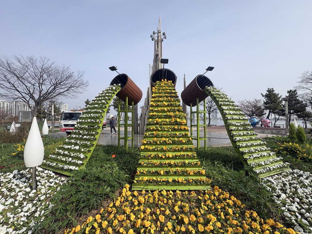 사계절 꽃으로 덮인 속초…청초호 봄꽃 화단 조성 완료