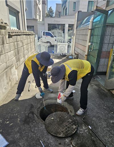 천안시, 유충서식지 집중방제… 모기 발생 선제적 대응