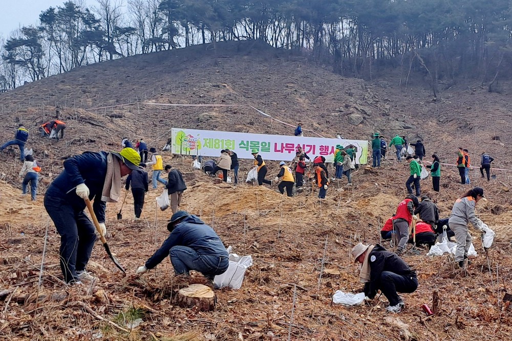 여주시 제81회 식목일 나무심기 행사 개최… 싸리산에 시민과 함께하는 힐링명품숲 조성