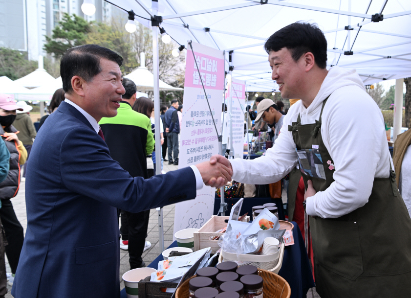구리시, ‘벚꽃 아래 사회적경제 팝업스토어’ 성황리 개최