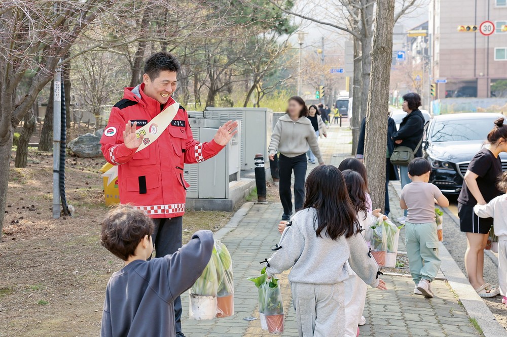 인천 중구, 제81회 식목일 기념 ‘나무 나누어주기 행사’ 성료