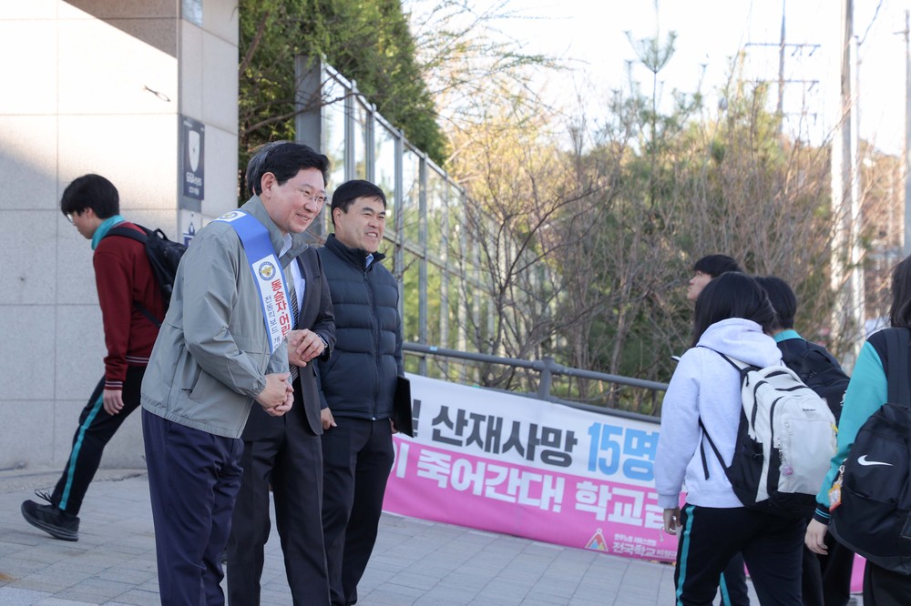이상일 용인특례시장, 성복고등학교서 개인형 이동장치 안전 캠페인 참여